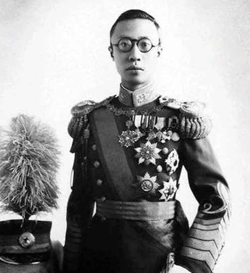 【见证末代皇帝溥仪大婚的一件文物——“心如金石”横幅】图2