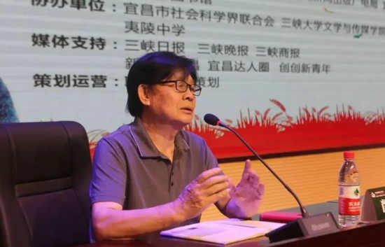 少年不知书中意，再读已是书中人  ——读肖复兴《幽径春生豆蔻长》有感