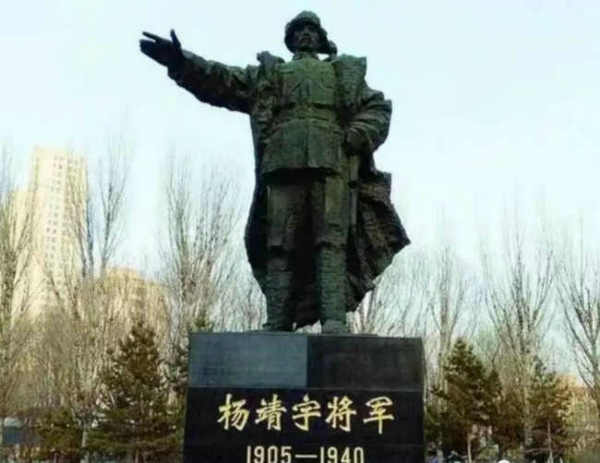 刁家乐/瞻仰杨靖宇将军铜像