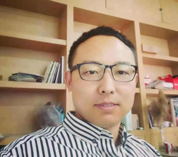 冯柏纲/用诗意的写作，为世俗刮骨疗伤