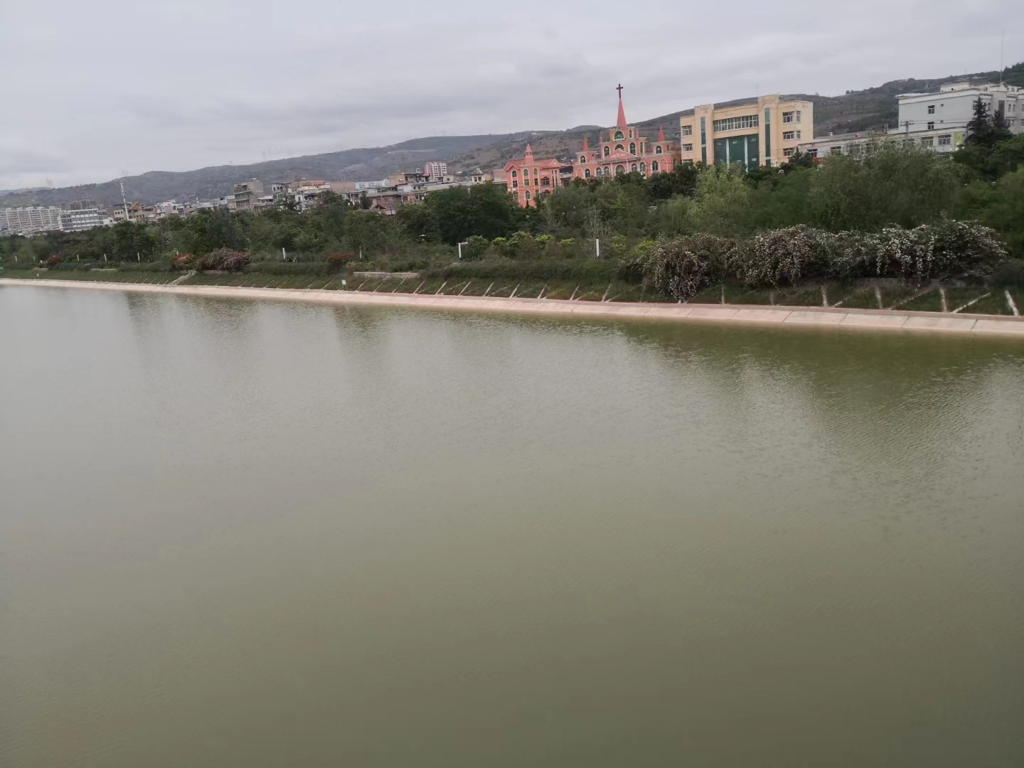 五律.秦安水上公园游