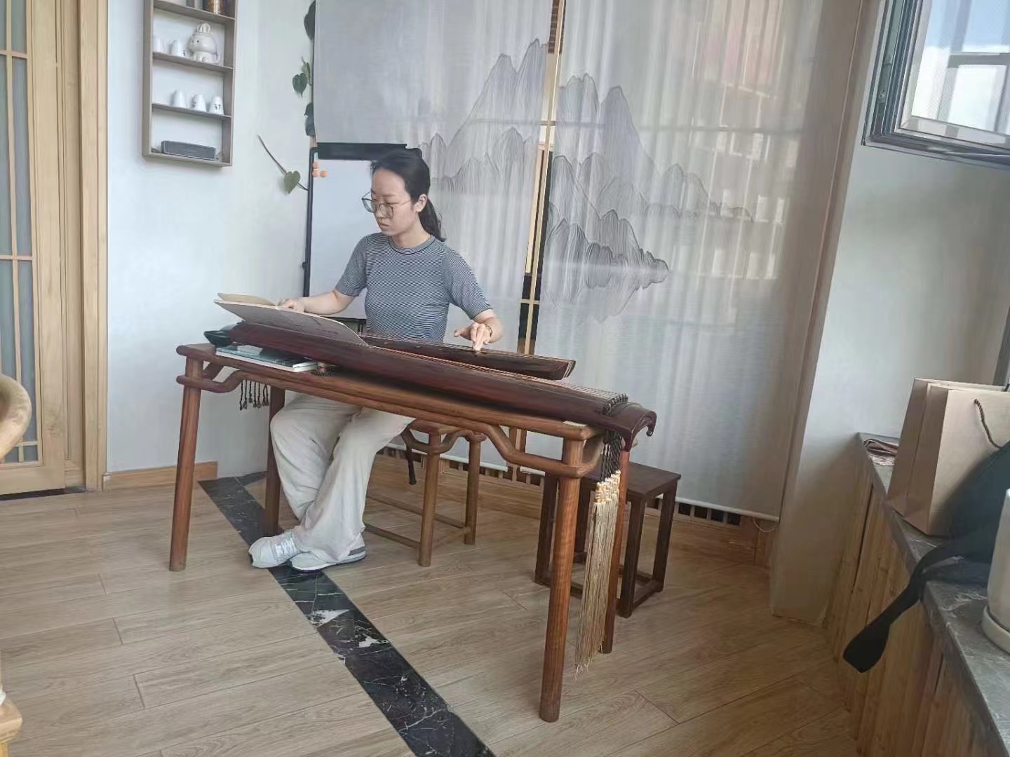 五律 诸君听周女士抚琴