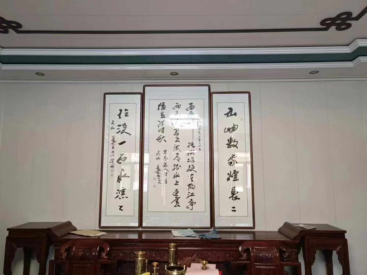 代喜兄母亲卧病二十余年，事之尤孝，为乡里称道。今其母新逝，聊为一联，以嘉其行云耳