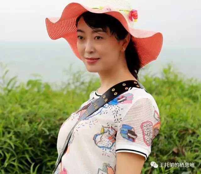 木木/在蔚蓝天空下写下最美诗句（现代诗四首）